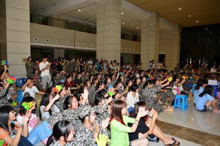 观看晚会的老师同学们 观看晚会的老师同学们