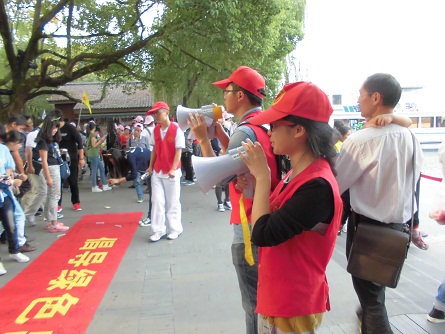 “文明出行”活动志愿者风采 “文明出行”活动志愿者风采