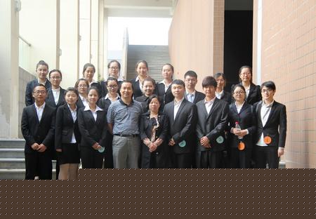 参赛小组与评委老师合影留念