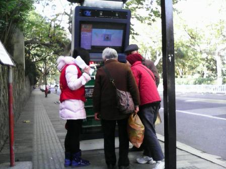 西湖志愿者们帮助老人指路