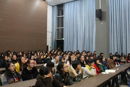 同学们认真听讲