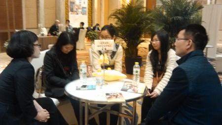 招聘会现场与学生交流