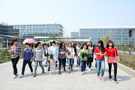 接待员在细心讲解