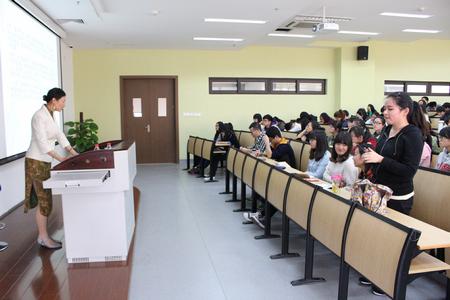 企业高管为大学生开展就业指导讲座