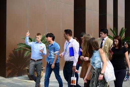 学生一起参观校园