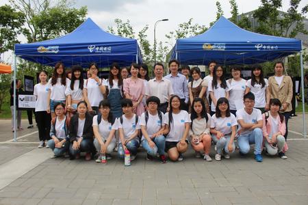 经管学院赵飞书记莅临祝贺作品展成功举办