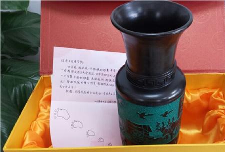 会展101班毕业生冯婷婷赠送学院礼物