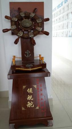 全体毕业生赠送学院礼物&mdash;领航舵