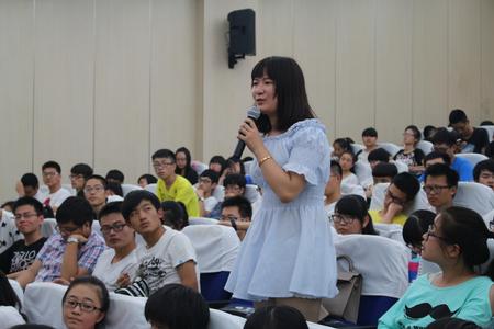 学生现场提问