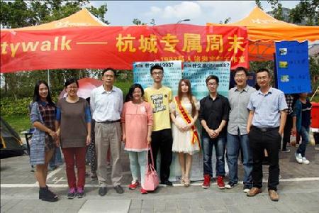 成果展现场合影