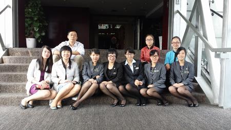 领导与实习生代表合影