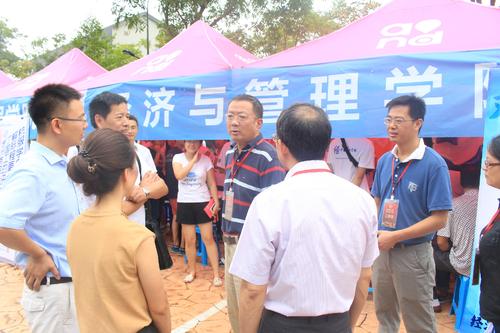 杜卫校长亲自来我院检查迎新工作