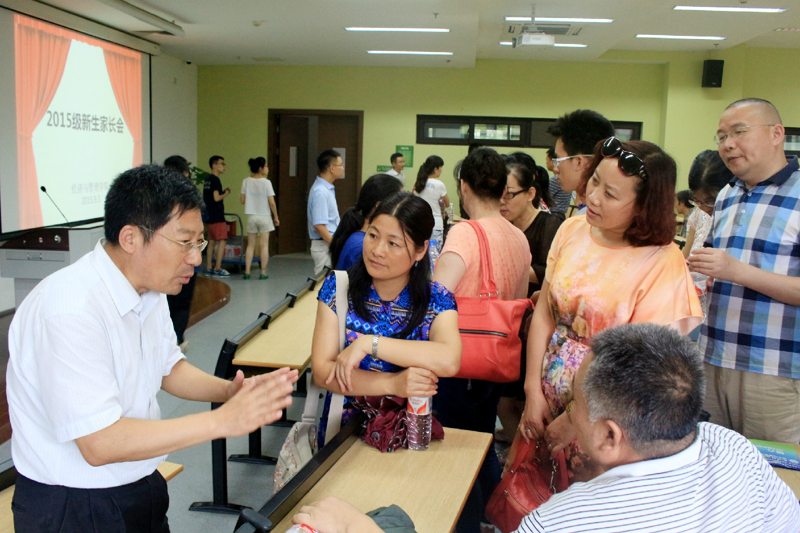 家长会后家长与老师自由交流