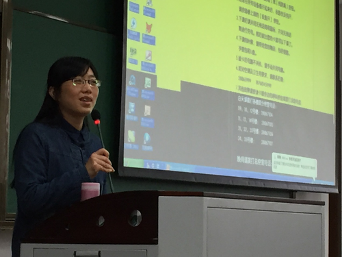 王老师在介绍入党两问