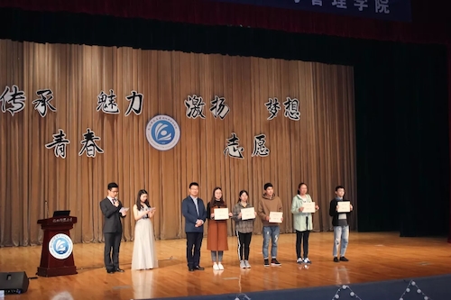 钟江顺书记颁发志愿者之星奖项