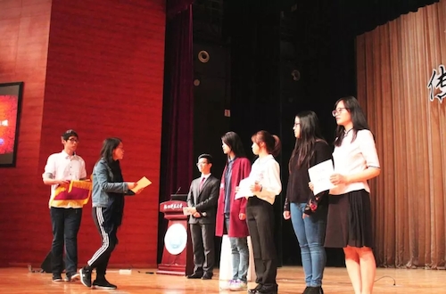 何王芳老师颁发暑期社会实践优秀团队奖项