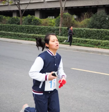 我院学子在马路上路上2