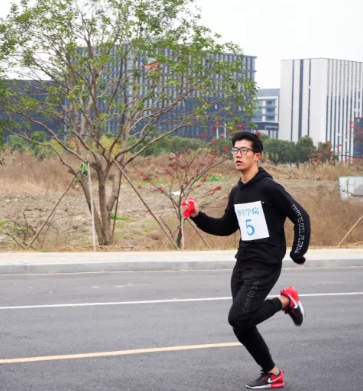 我院学子在马拉松路上3