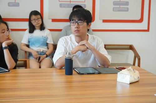 校十佳新生学长、经济161班许立生发言