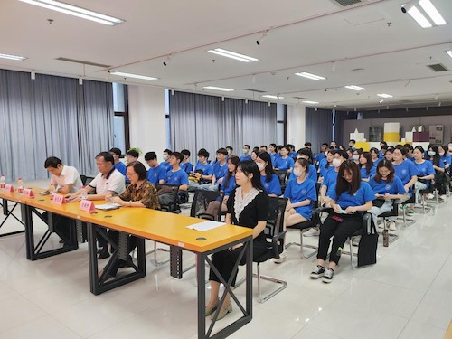 全体研究生及各领导老师参与会议