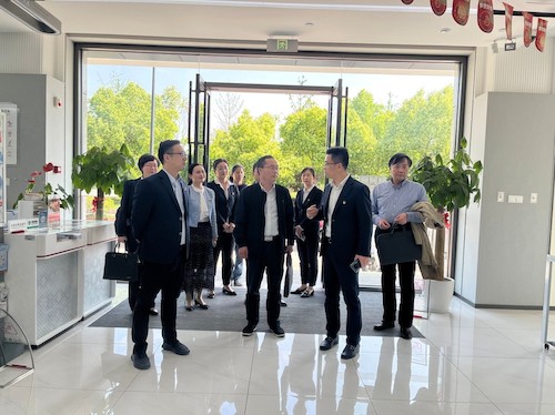 图1：胡部长、余书记一行参观中行余杭支行大楼